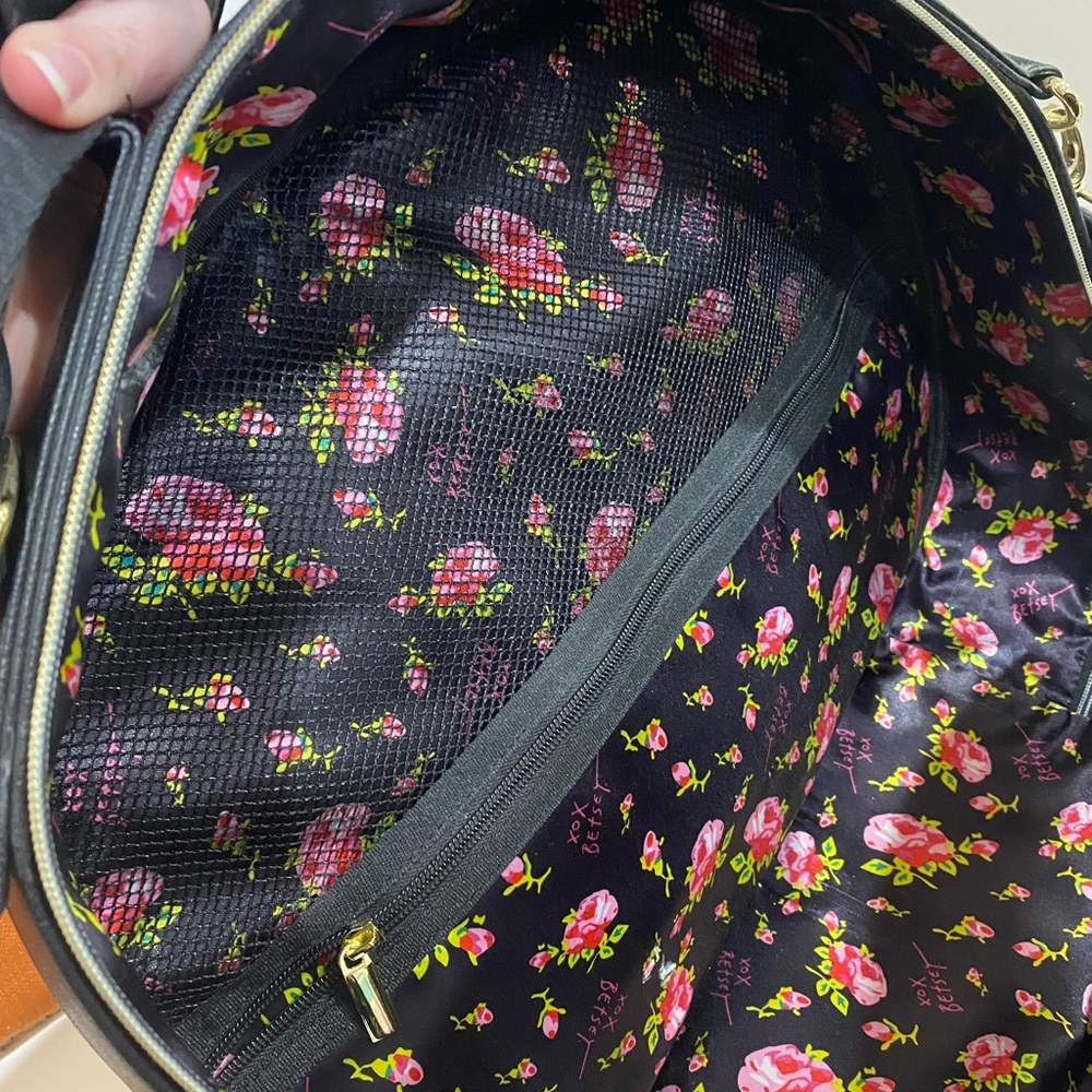 Carry on bag with shoulder strap, adjustable